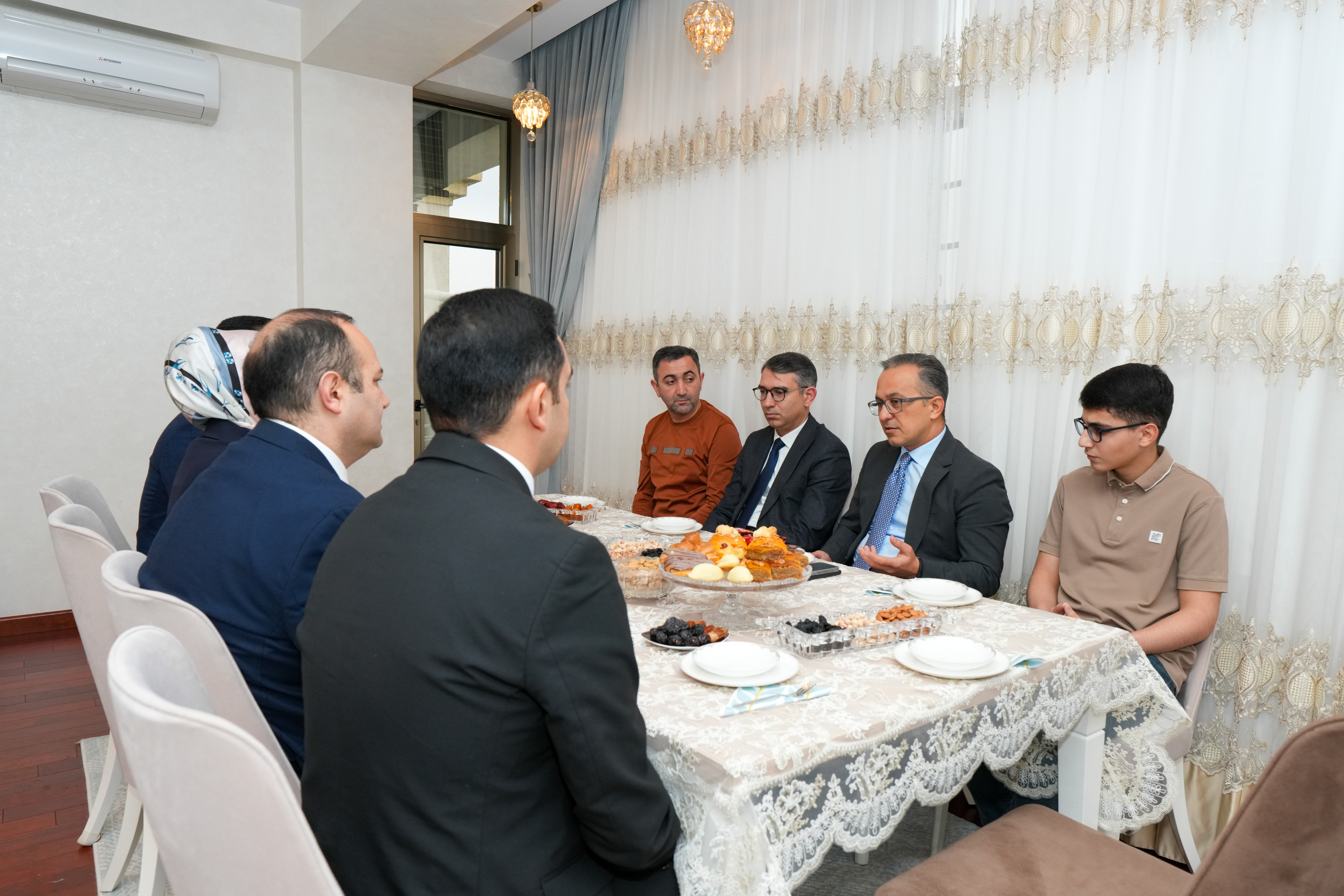 Komitə sədri Aİİ-də təhsil alan tələbənin evini ziyarət edib